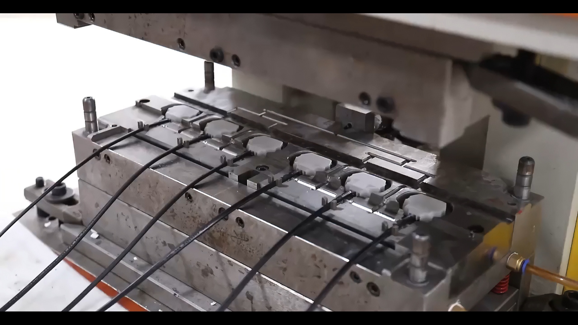 Pressing die
